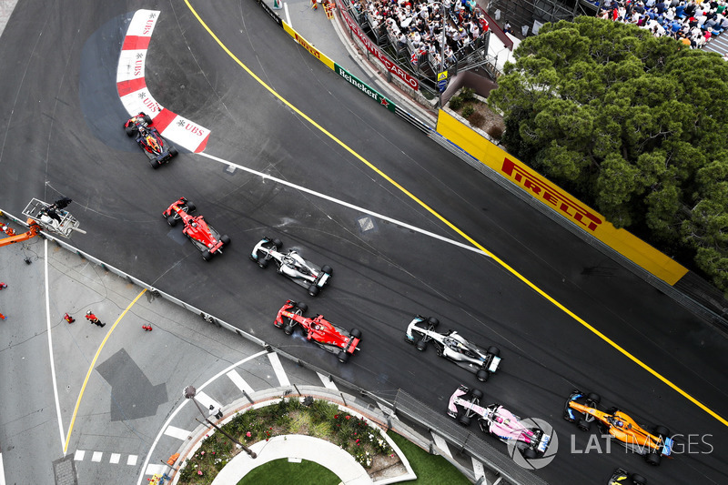 Daniel Ricciardo, Red Bull Racing RB14, lidera aSebastian Vettel, Ferrari SF71H, Lewis Hamilton, Mercedes AMG F1 W09, Kimi Raikkonen, Ferrari SF71H, Valtteri Bottas, Mercedes AMG F1 W09, Esteban Ocon, Force India VJM11, y Fernando Alonso, McLaren MCL33, al