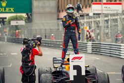 Le vainqueur Daniel Ricciardo, Red Bull Racing RB14 dans le parc fermé