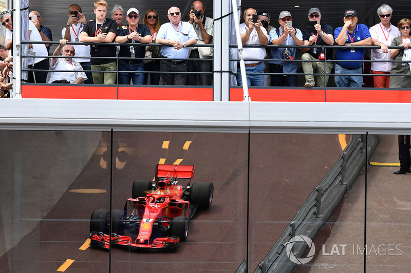 Fans y Sebastian Vettel, Ferrari SF71H reflejo