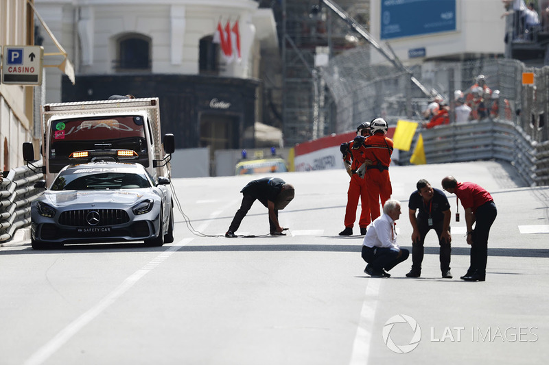 Charlie Whiting, Directeur de course de la FIA, conduit une inspection du circuit durant un drapeau rouge