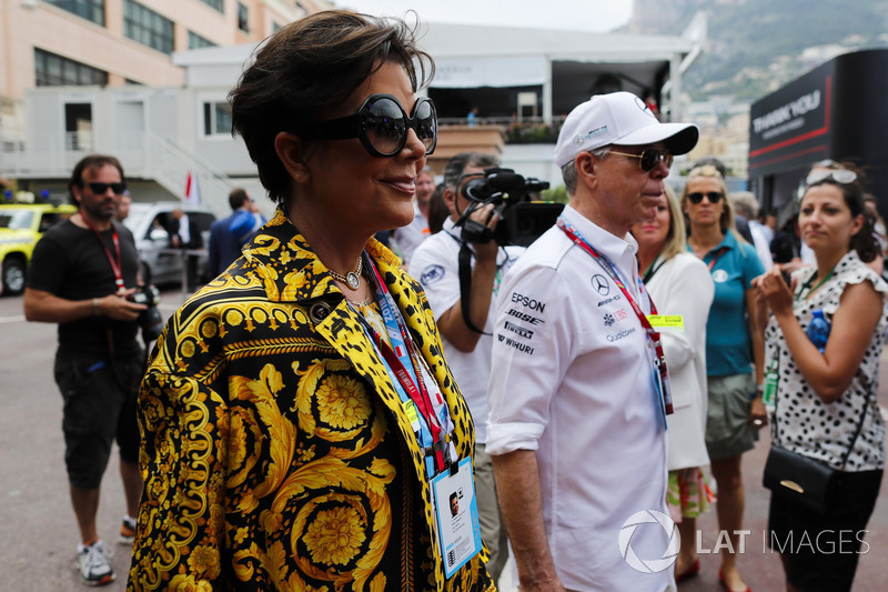Kris Jenner dan Tommy Hilfiger di paddock