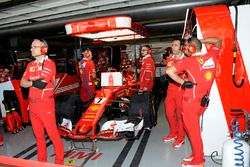 Kimi Raikkonen, Ferrari SF70H  nel garage