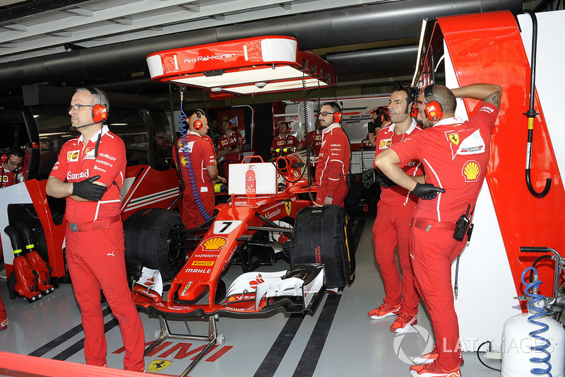 Kimi Raikkonen, Ferrari SF70H en el garaje