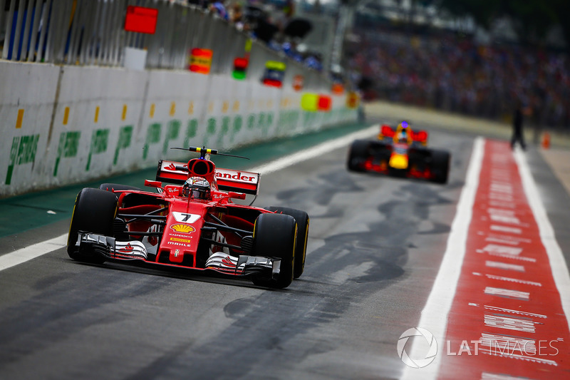 Kimi Raikkonen, Ferrari SF70H, Daniel Ricciardo, Red Bull Racing RB13, out of the pits