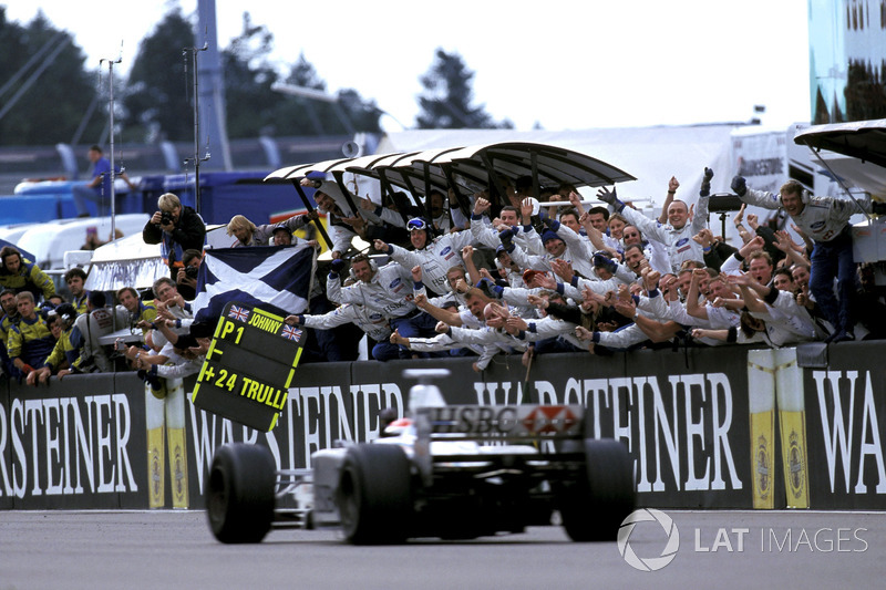 Johnny Herbert, Stewart Ford SF3 se lleva la bandera a cuadros