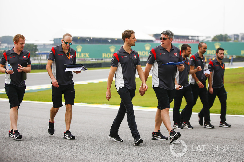Romain Grosjean, Haas F1 Team, cammina lungo il circuito con il suo team