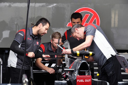 Haas F1 mechanics work on Haas F1 Team VF-17