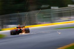 Max Verstappen, Red Bull Racing RB14 Tag Heuer, sacando chispas