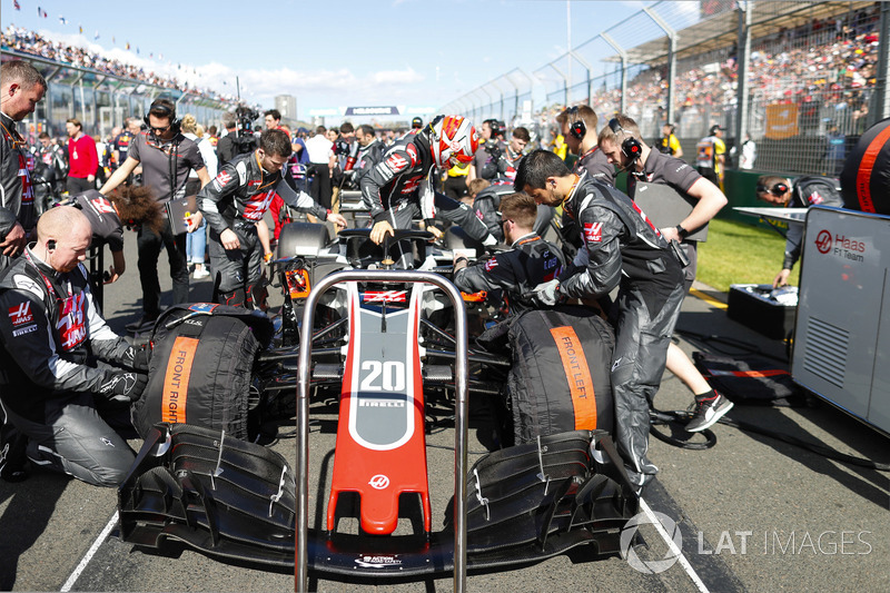 Haas F1 engineers prepare the car of Kevin Magnussen, Haas F1 Team VF-18 Ferrari, on the grid