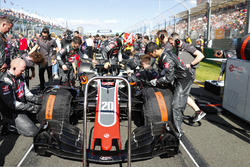 Инженеры Haas F1 и автомобиль VF-18 Кевина Магнуссена