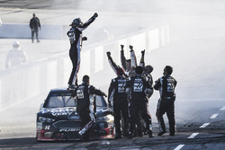 Clint Bowyer, Stewart-Haas Racing, Ford Fusion Haas Automation Demo Day, celebra después de ganar