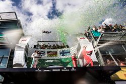 Podio: segundo lugar Lewis Hamilton, Mercedes-AMG F1, ganador de la carrera Sebastian Vettel, Ferrar