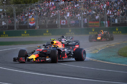 Max Verstappen, Red Bull Racing RB14 spin atıyor