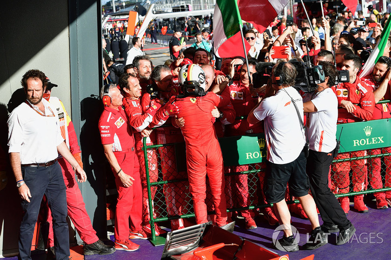 Ganador de la carrera Sebastian Vettel, Ferrari celebra en parc ferme