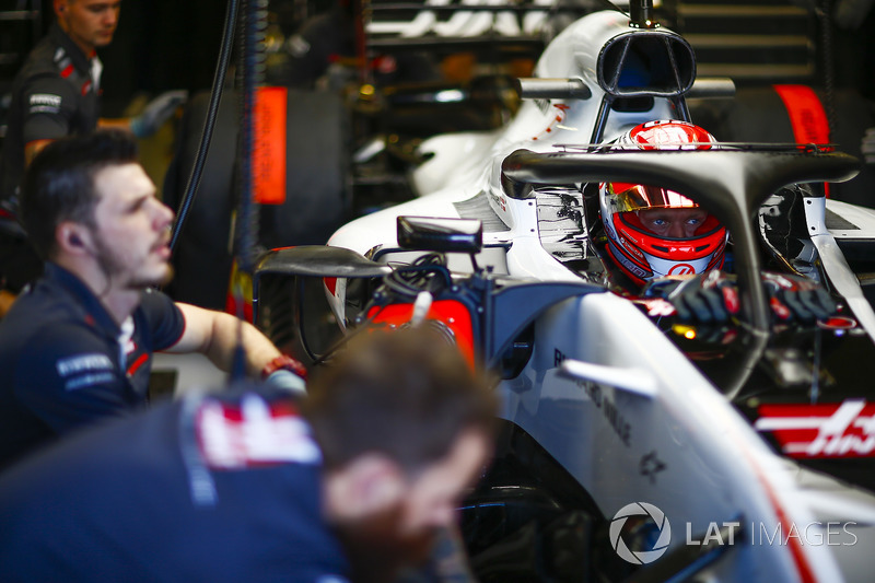 Kevin Magnussen, Haas F1 Team, dans le garage