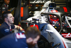 Kevin Magnussen, Haas F1 Team, dans le garage