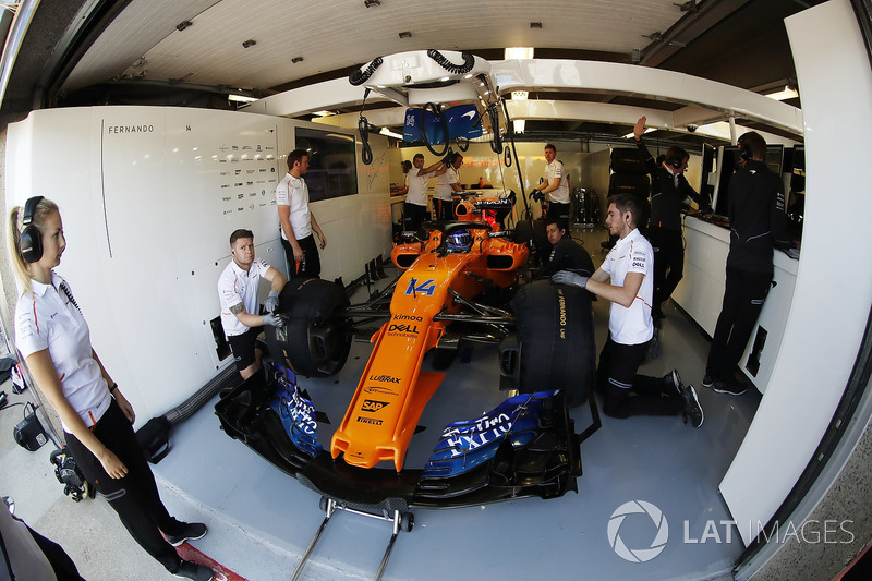 Fernando Alonso, McLaren MCL33, avec ses mécaniciens dans le garage