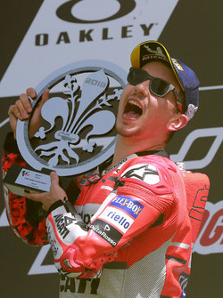 Sur le podium : le vainqueur Jorge Lorenzo, Ducati Team