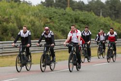 Alexander Wurz, Fernando Alonso, Kazuki Nakajima, Toyota Gazoo Racing fietsen over het circuit