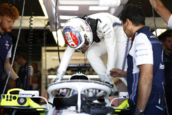Lance Stroll, Williams Racing, entre dans sa voiture