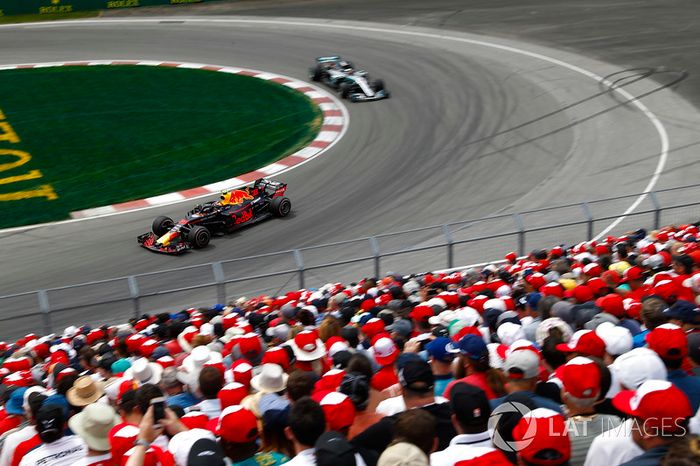 Max Verstappen, Red Bull Racing RB14,  por delante de  Lewis Hamilton, Mercedes AMG F1 W09