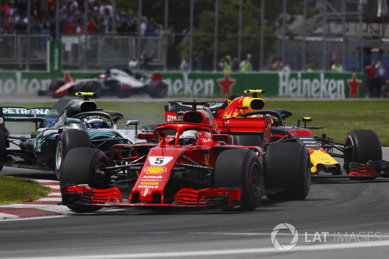 Sebastian Vettel, Ferrari SF71H, devant Valtteri Bottas, Mercedes AMG F1 W09 et Max Verstappen, Red Bull Racing RB14 au départ