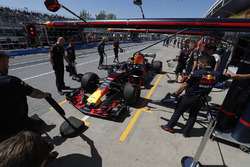 Max Verstappen, Red Bull Racing RB14, s'arrête au stand