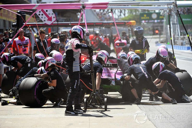 Esteban Ocon, Force India VJM11 pit stop
