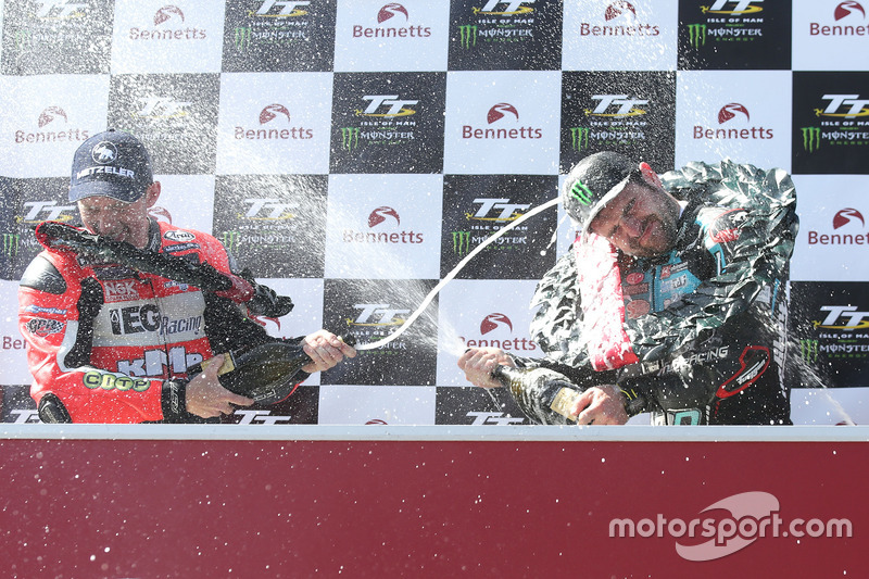 Michael Dunlop viert zijn derde TT-overwinning van de week in de Lightweight race met runner-up Derek McGee