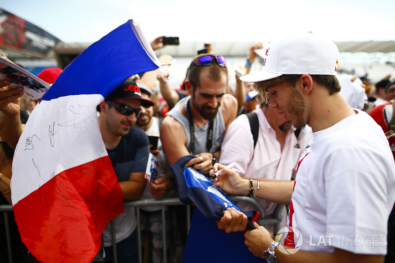 Pierre Gasly, Toro Rosso, memberikan tanda tangan