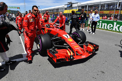 Kimi Raikkonen, Ferrari SF71H op de grid