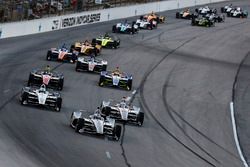 Josef Newgarden, Team Penske Chevrolet mène sur un restart