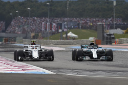 Валттері Боттас, Mercedes AMG F1 W09, проходить Шарля Леклера, Sauber C37