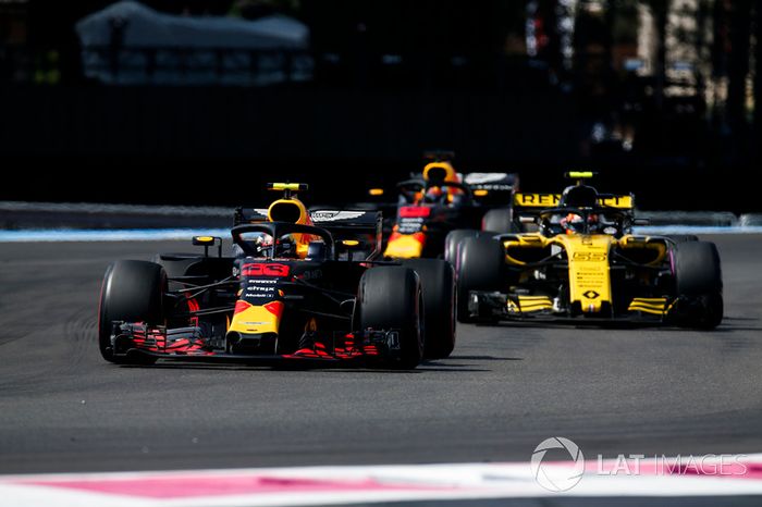Max Verstappen, Red Bull Racing RB14, Carlos Sainz Jr., Renault Sport F1 Team R.S. 18, Daniel Ricciardo, Red Bull Racing RB14
