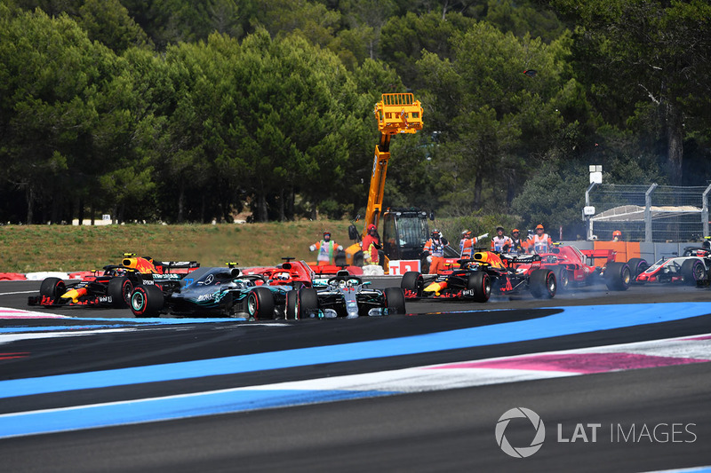 Sebastian Vettel, Ferrari SF71H trifft Valtteri Bottas, Mercedes-AMG F1 W09