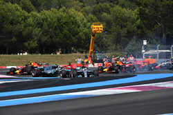Lewis Hamilton, Mercedes-AMG F1 W09 mène au départ alors que Sebastian Vettel, Ferrari SF71H percute Valtteri Bottas, Mercedes-AMG F1 W09