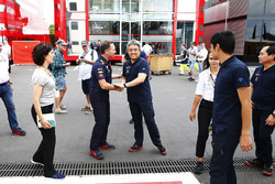 Christian Horner, Team Principal, Red Bull Racing, shakes hands with Masashi Yamamoto, General Manager, Honda Motorsport