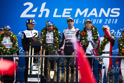 Genel klasman podyum: Yarış galibi Sébastien Buemi, Kazuki Nakajima, Fernando Alonso, Toyota Gazoo Racing, 2. Mike Conway, Kamui Kobayashi, Jose Maria Lopez, 3. Mathias Beche, Gustavo Menezes, Thomas Laurent, Rebellion Racing