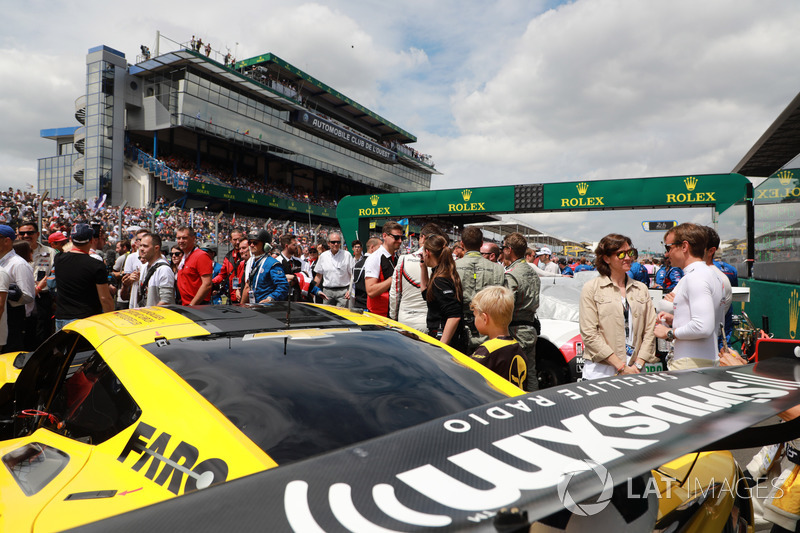 #63 Corvette Racing Chevrolet Corvette C7.R: Jan Magnussen, Antonio Garcia, Mike Rockenfeller, in griglia
