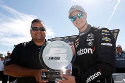 Josef Newgarden, Team Penske Chevrolet receives the Verizon P1 Pole award trophy from Steven Williams of Verizon