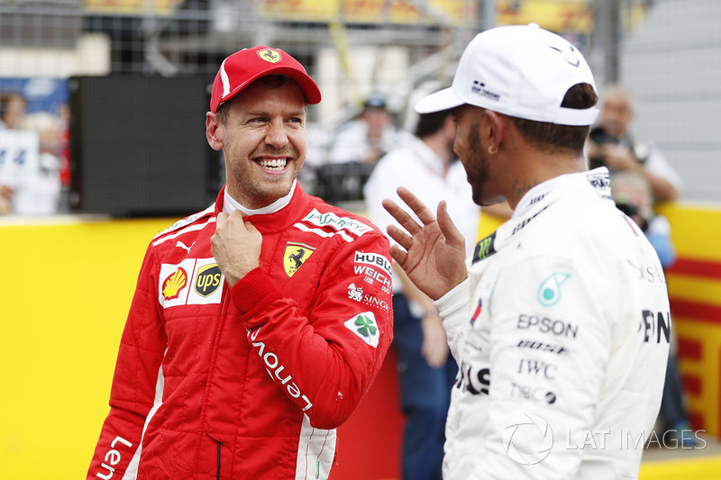 Zdobywca trzeciego miejsce Sebastian Vettel, Ferrari i zwycięzca kwalifikacji Lewis Hamilton, Mercedes AMG F1