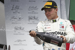 Le deuxième, Valtteri Bottas, Mercedes AMG F1, avec du champagne sur le podium