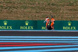 Marshals met het wiel van Sergio Perez, Force India VJM11 in FP2
