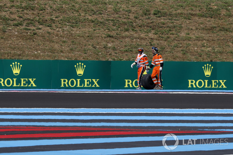 Marshals recover the rear wheel of Sergio Perez, Force India VJM11 in FP2