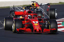 Sebastian Vettel, Ferrari SF71H, avec des capteurs, devant Daniel Ricciardo, Red Bull RB14