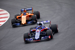 Brendon Hartley, Scuderia Toro Rosso STR13, Fernando Alonso, McLaren MCL33