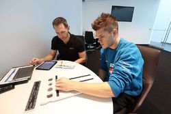 Rudy van Buren tijdens de McLaren World's Fastest Gamer