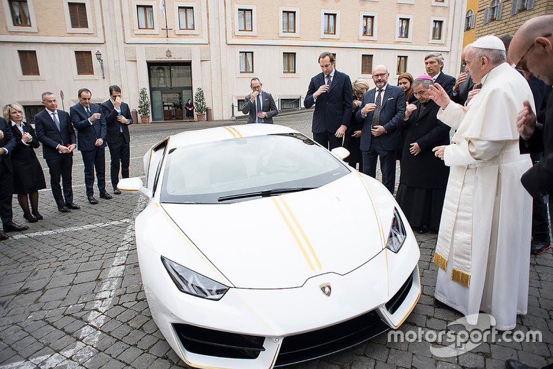 10. El Papa Francisco bendice a un Lamborghini Huracán