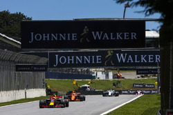 Макс Ферстаппен, Red Bull Racing RB13, Фернандо Алонсо, McLaren MCL32, и Фелипе Масса, Williams FW40