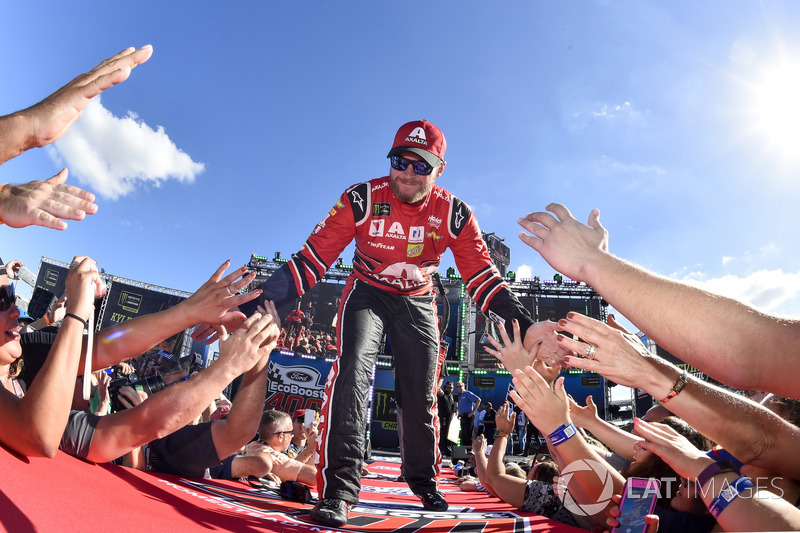Гонщик Hendrick Motorsports Дейл Эрнхардт перед гонкой NASCAR в Хоумстеде